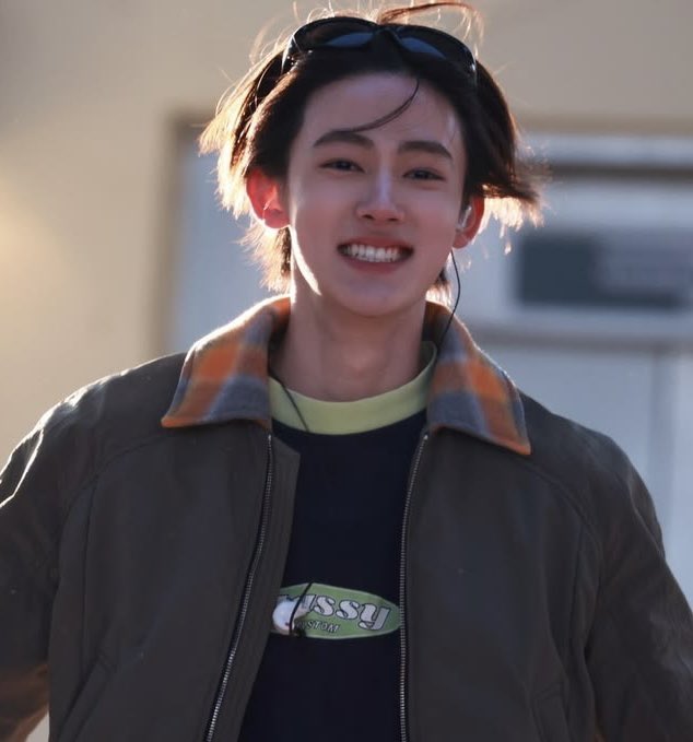 eomseaniee's tweet photo. when hyeon goes: https://t.co/ZzZzSiuZrd