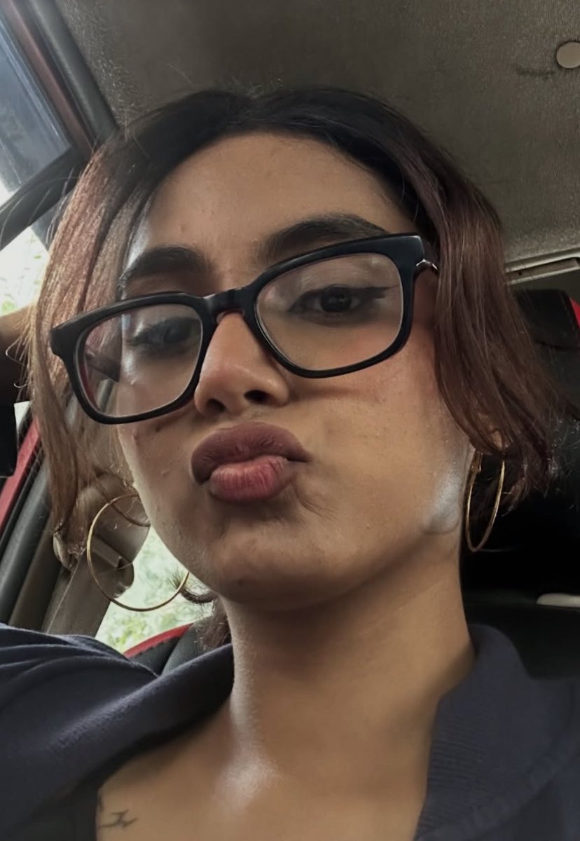 meena14p's tweet photo. Ennada thevidya moonji ippidi irukku 🥵 Ethanu per intha moonji mela ukkantha kusu vitrupaanoo 🥴👅 Iva thimiru adangu nalla intha naara moonji sevakka palar nu hard ah ara vittu ivala azha vechi, moochu vaanga vidama vaaila poola vittu othu naasam pannanum 💦💦🤭 https://t.co/XssGwrQ1yj