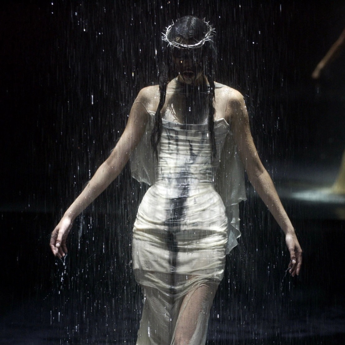_ArchiveFashion's tweet photo. Alexander McQueen’s “black” fashion show, 2004 https://t.co/Ytv7jmOdzm