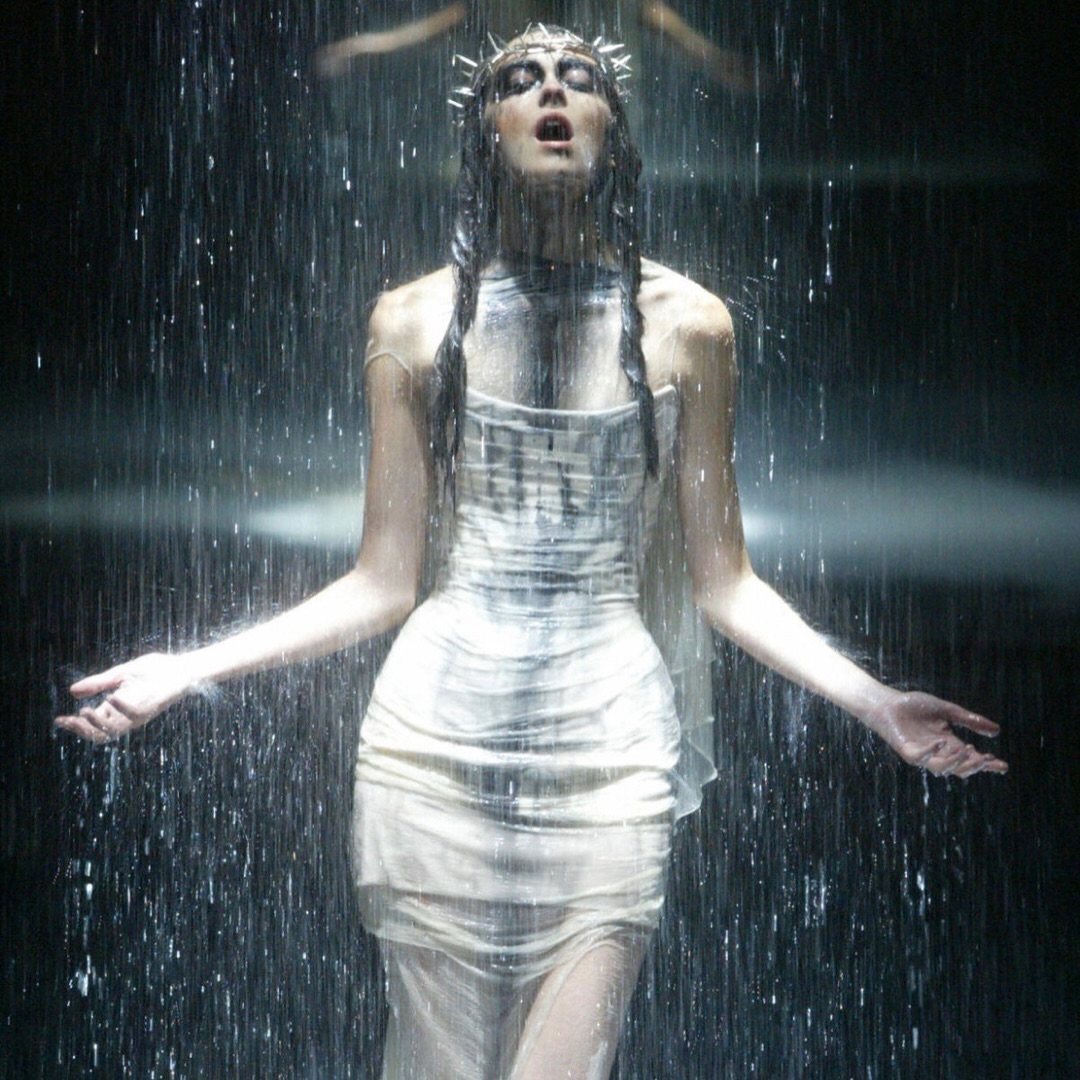 _ArchiveFashion's tweet photo. Alexander McQueen’s “black” fashion show, 2004 https://t.co/Ytv7jmOdzm