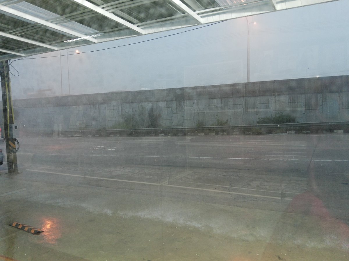 noppalove's tweet photo. ช่วงนี้ฝนตกแรงไม่มีร่มให้กันฝน เเต่มีร่างกายอุ่นๆ ให้กอดอุ่นๆนะ 🤭 #บ่อวิน #ปลวกแดง #ห้วยปราบ #สะพานสี่ #หนองก้างปลา https://t.co/zq4id3ozW9
