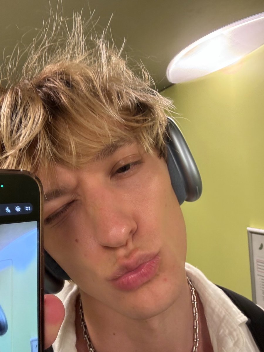 andrii_bibi's tweet photo. Kiss ? https://t.co/bTvQ4uycW8