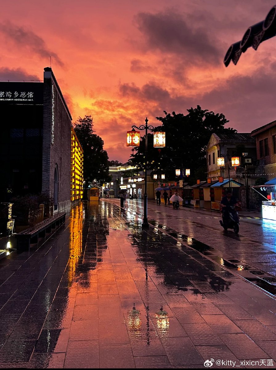 RyleighGeoug's tweet photo. Atardecer naranja en la calle principal, el viento trae el aroma de pan recién horneado. #VidaDeCalle https://t.co/Ov7vOUthND