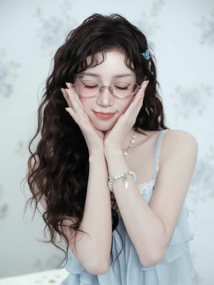 official_i_dle's tweet photo. #YUQI x #MOLSION

#아이들 #idle
#우기 https://t.co/bUBvRijyUj