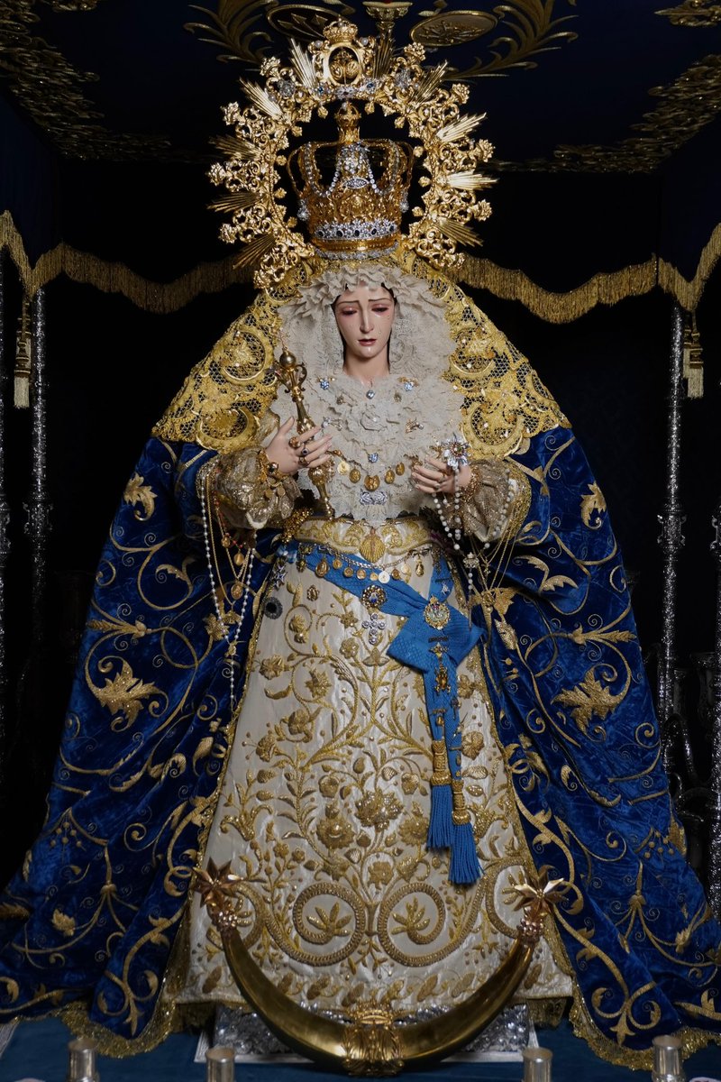 Hdad_Santiago's tweet photo. NOTICIA| María Santísima de las Angustias preside nuestra Capilla-Oratorio entronizada en su paso de palio.

La Santísima Virgen de las Angustias, Madre y Reina nuestra luce sus mejores galas de cara a su salida procesional el próximo sábado, festividad de la realeza de María, por el 450 aniversario fundacional de nuestra Hermandad.

Para esta ocasión nuestra Madre de las Angustias porta su manto procesional, obra de Juan Manuel Rodríguez Ojeda (1926), que en este año cumple el centenario de su ejecución, saya bordada en oro de autor anónimo del S. XIX, corona de salida (1943) realizada por Ángel Gabella bajo diseño de José Miguel Esquembre y nueva toca de sobremanto bordada en oro por Juana Isabel González Peláez bajo el diseño de Antonio Castro del Pozo.

📷Fernando Villapol

#AngustiasPortaCoeli
#AngustiasAznalcázar
