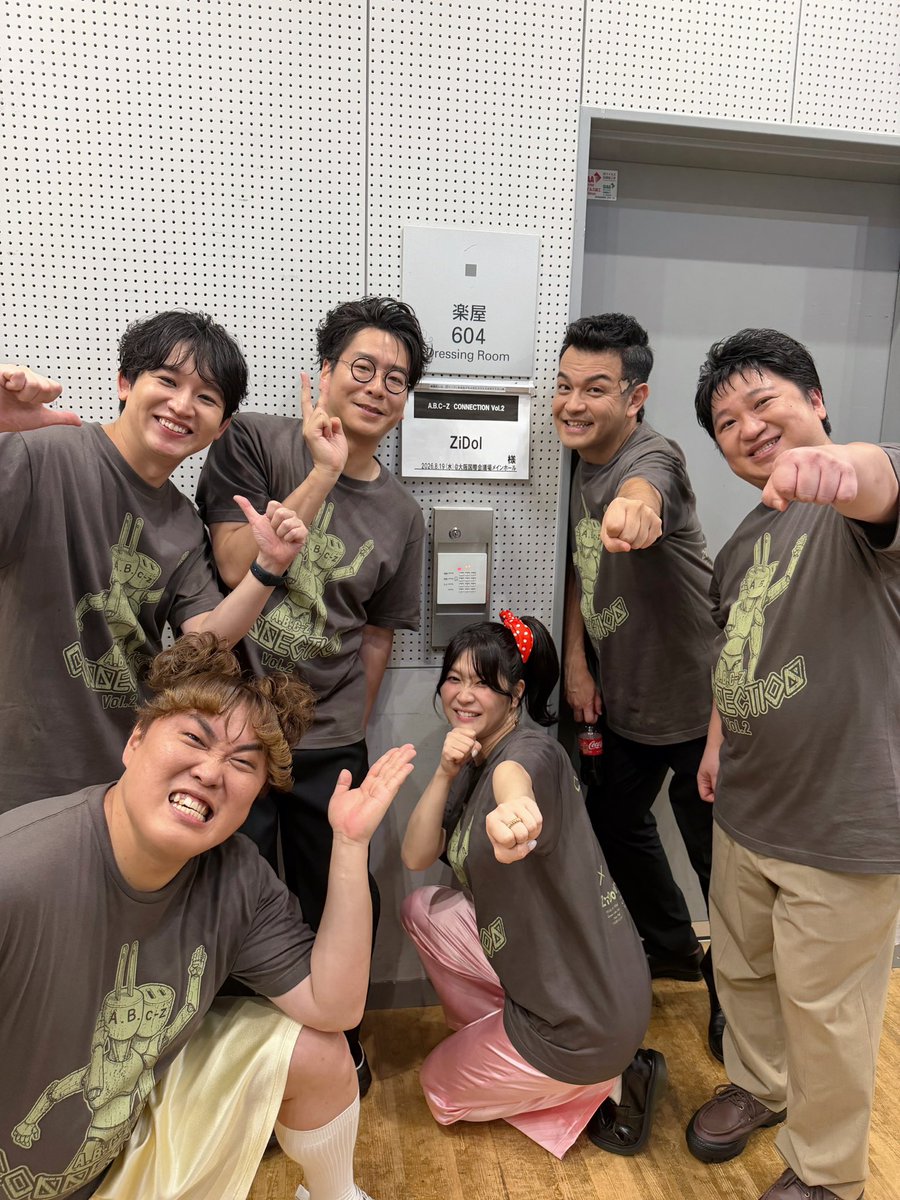 ZiDol_OFFICIAL's tweet photo. ／
「A.B.C-Z CONNECTION Vol.2」
#エビコネ 、ありがとうございました🔗🔗🩷❤️🖤💚💙💛
＼

『すごい、これが本物。。。』の連続でした！
コラボお笑いコーナーもA.B.C-Z皆様最高でした！お笑いも出来るなんて。。！

ZiDolもこれからもアイドルの原石として、精進してまいります🫡
ぼたんの皆様、下記良かったら聴いてみてください！

[SETLIST]
1.ダリアマリア
https://t.co/C0nc2jsTvF
2.夜が笑う
https://t.co/9mKYTUDCW3
3.赤裸々のリラ
https://t.co/WJfGuO7Vfm
4.ピエロ
https://t.co/LGKLK7heHX

#ABCZ
#ZiDol