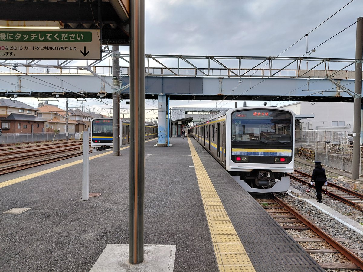 Hikari640's tweet photo. JR東日本｜209系（房総地区）

千葉県内のJR各線で見られる電車です
デビュー当初は京浜東北線に投入されましたが、後継のE233系1000番台の投入に伴い、房総地区（千葉県）へ転属しました
房総地区への転属に伴い、ボックスシートが設置されています
登場から30年以上が経過し、置換が予想されています https://t.co/NIYd77NTb0