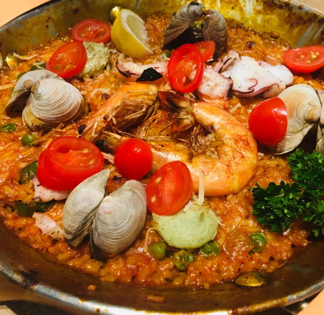 SamanthaOlhzca's tweet photo. Delicia de paella valenciana con mariscos frescos, sabor auténtico que te transporta a Espaa!， https://t.co/Y9OfdnDNK5