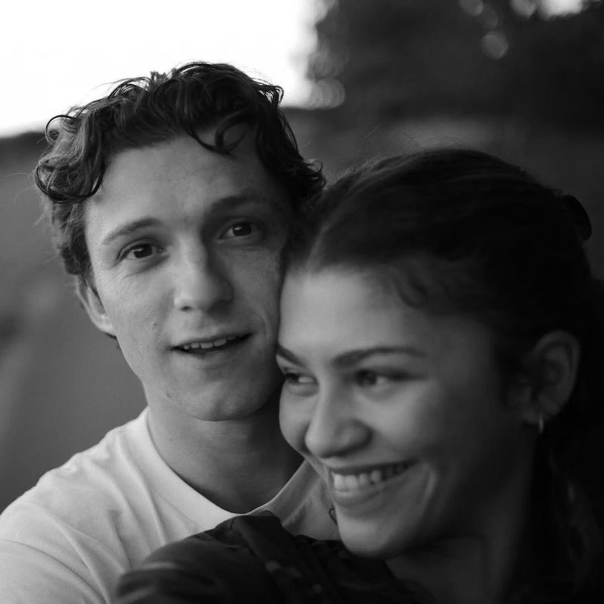 Indie5051's tweet photo. El hermano de Tom Holland, Sam, quien es chef, revela que le envía recetas a base de plantas (veganas) a Tom para que pueda cocinarle a su prometida, Zendaya, mientras ella está ocupada filmando:

“Las reviso una por una y realmente las disfruto.” https://t.co/ONMm0qJ8df