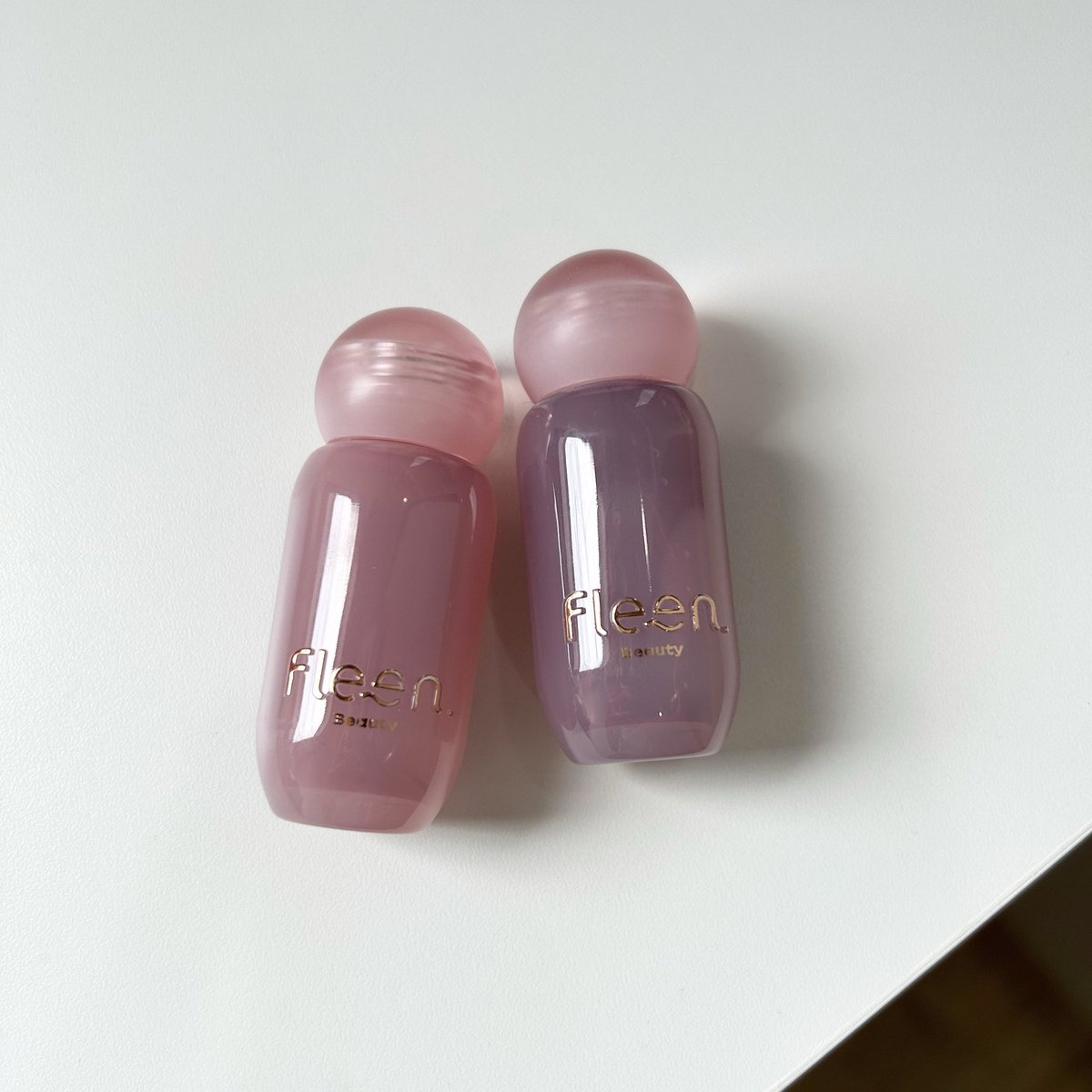 mutmeeqq's tweet photo. ลิปเจลออยล์ คอลขนม Inner glow lip therapy ของ Fleen ทาแล้วปากชุ่มชื้นฉ่ำวาวมากก สีที่ชอบมีสี 07 กับ 08 สีน่ารักมากก เอาไว้ทาก่อนแต่งหน้าหรือทาก่อนนอนก็ได้ มี Collagen booster ช่วยให้ปากอิ่มฟู ทาแล้วปากไม่แห้งไม่แตก ช่วยแก้ปากคล้ำด้วย🍌💖 #fleenbeauty #bonnana #FleenBeautyxbonnana https://t.co/Rv7603NtJt