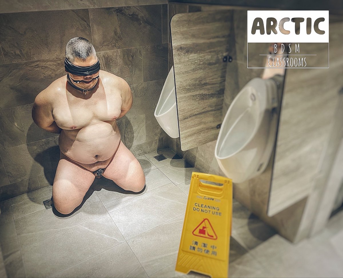 Artcit8192's tweet photo. 公廁
每天使用的人很多
學生、上班族、運動員、工程師
各式各樣的人都有可能踏入
目的是緩解生理慾望

沒想過自己會被綁在這裡
蒙著眼、鎖上ＣＢ、塞著肛塞
似乎已經變成公廁的一部分

剛清潔後的公廁很乾淨
連我也被清理乾淨
準備隨時讓人使用

但我很害怕 
不���道今晚過後
乾淨的我
會被弄成什麼樣子 https://t.co/Jl5EYnwTmN