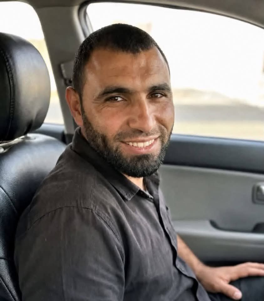 mohammedhaniya's tweet photo. فقد زوجته وكل أطفاله دفعة واحدة.. ثم قضى ما تبقى من الحرب يحاول أن يقنع قلبه أن الحياة، رغم كل شيء، تستحق محاولة أخرى. وحين بدأ من جديد، وتزوج، وانتظر طفلًا يعيد إليه كلمة “أبي” التي دفنها مع أطفاله.. قتله الاحتلال قبل أن يسمعها مرة أخرى.

صامد أبو حبل فقد زوجته ياسمين وأطفاله في قصف إسرائيلي استهدف منزل عائلة زوجته. وفي الحرب ذاتها، فقدت “علا”، شقيقة ياسمين، زوجها وأهلها، وبقي الاثنان يحملان وجعًا متشابهًا؛ هو بلا زوجة ولا أطفال، وهي بلا زوج ولا أهل.

تزوجا، لا لأنهما نسيا من رحل، بل لأن الحياة كانت تحتاج منهما شجاعةً أخرى بعد كل هذا الموت. حاولا أن يبنيا من بقاياهما بيتًا، وأن يصنعا من قلبين منكسرين عائلة جديدة.

ثم جاء الطفل..

مولود ينتظرانه، وحياة صغيرة تكبر في أحشاء أمه، فيما ينتظر صامد اللحظة التي سيحمل فيها ابنه، بعدما حُرم من احتضان أطفاله إلى الأبد.

لكن الاحتلال سبقه إليه.

استشهد صامد في قصف الميناء، قبل أن يرى مولوده، وقبل أن يسمعه يناديه “أبي”