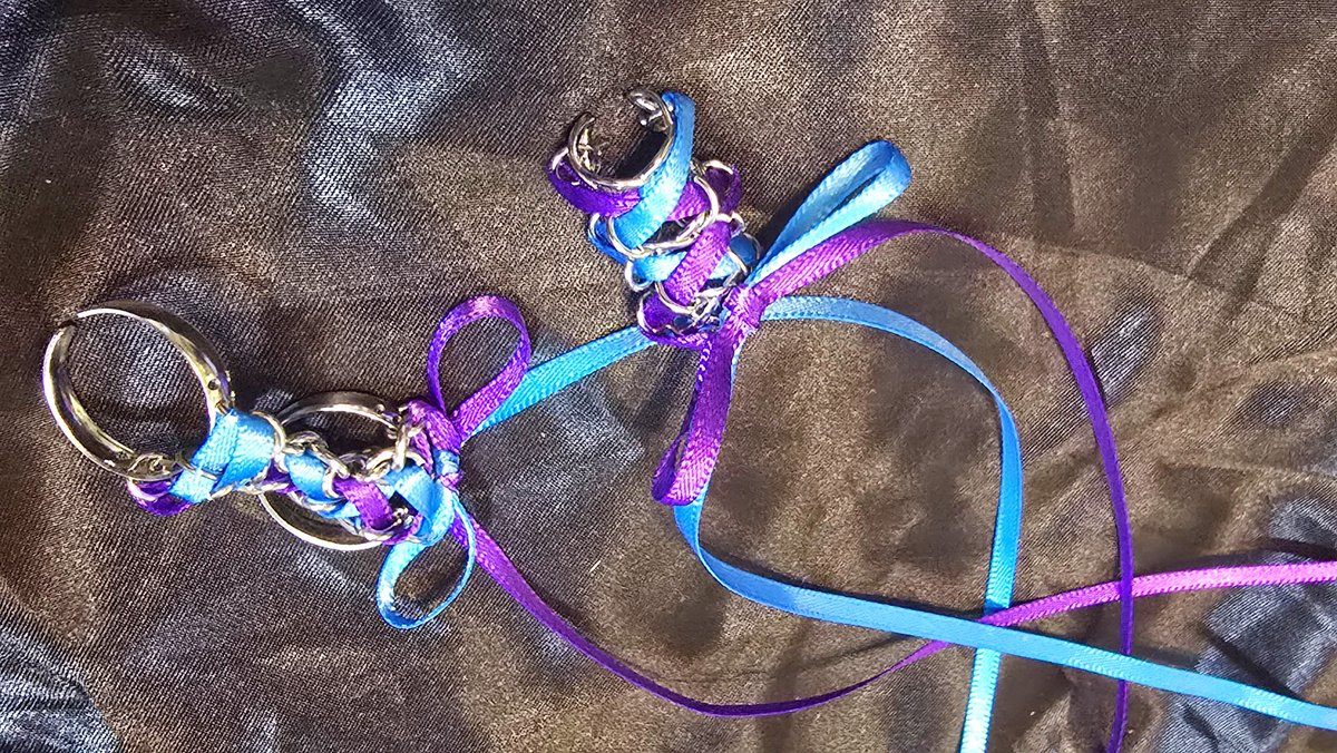 yakouChuumu's tweet photo. ご注文いただいて紫×空色のコルセットピアスシリーズを製作しています。初めて作るカラーリングですがとても可愛いです。素敵なオーダーありがとうございます💜🎀🩵

10色の中からお好きな2色をお選びいただいて製作します。ご注文はこちらから→https://t.co/TEXPw7rcvl

#夜光昼夢 https://t.co/Cb3JfwWtZ3