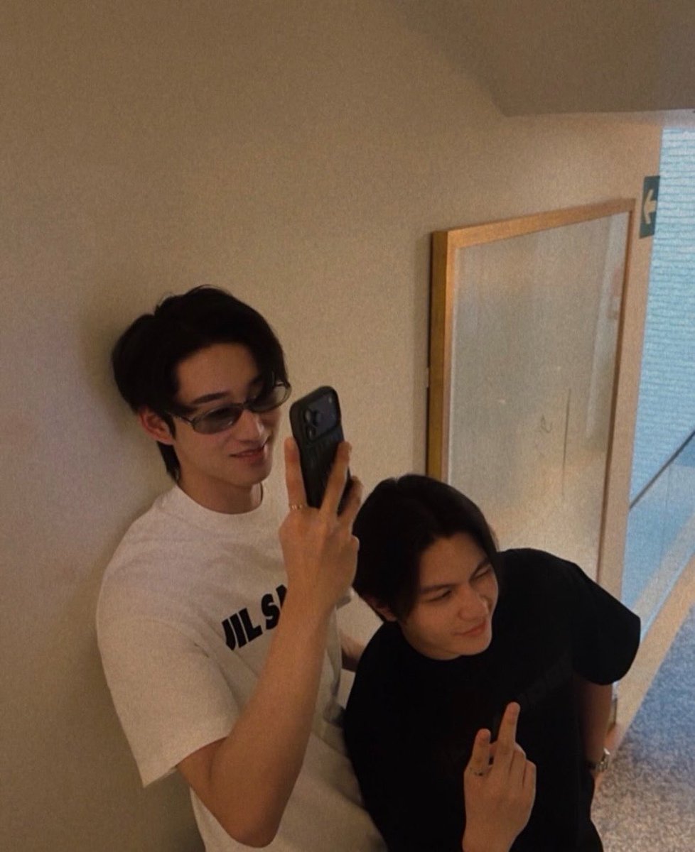 jakraptrv's tweet photo. BAJU AJA COUPLEAN???!?!?! WILLIAMEST IH KETARA BANGET PACARANNYA?! 😭😭😭😭😭😭😭 https://t.co/kRqRe60H68
