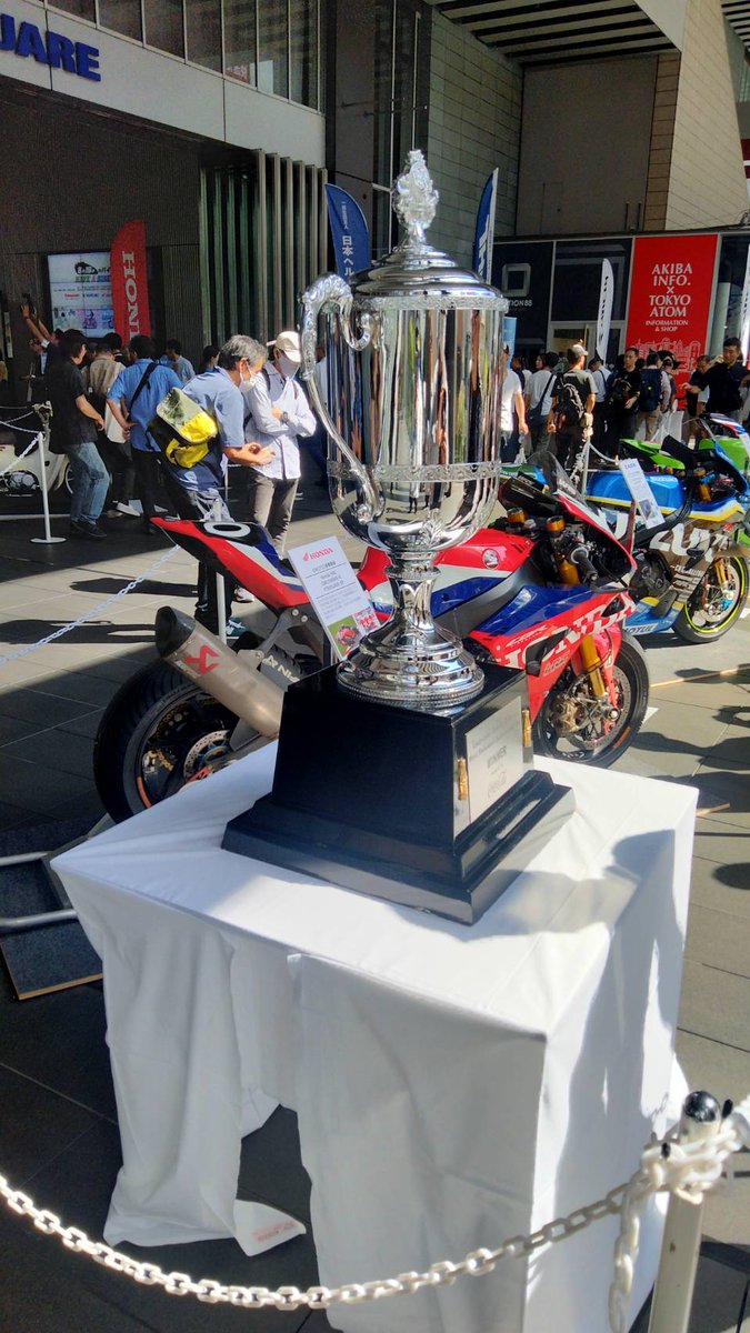 figaro_mai's tweet photo. バイクの日 HAVE A BIKE DAY
うわさの4気筒だけまたがったよ

バイクの日の　秋葉原でのバイクのイベント　バイクは停められないから　電車で来てね
ってバイク乗り増えるわけないだろ

わけないだろ https://t.co/JJufdsr0Zk