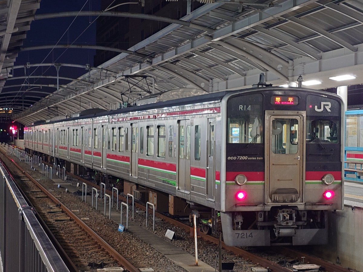 tatsuya32047633's tweet photo. 元国鉄121系改めてJR四国7200系

予讃線の高松~伊予西条間と土讃線多度津~琴平間で活躍中のこの車両

こちらは一度大規模な更新を受けてますが、それでも2030年代後半に置き換えると推測しますが果たして？ https://t.co/C3qcIqKHAi