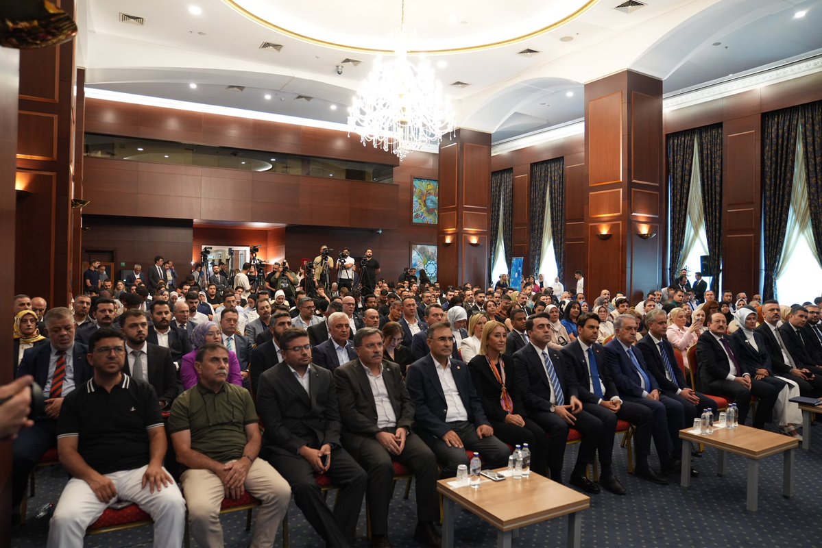 AkInsanHkl's tweet photo. 📍"İnsani Yardım ve Türkiye Modeli"

'Dünya İnsani Yardım Günü' vesilesiyle düzenlediğimiz programımız İçişleri Bakan Yardımcımız Dr. Mehmet Cangir’in açılış ve selamlama konuşmalarıyla başladı. 

#DünyaİnsaniYardımGünü
#İnsaniYardımVeTürkiyeModeli https://t.co/w4sr8R5ZgQ