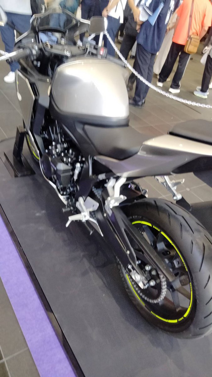 figaro_mai's tweet photo. バイクの日 HAVE A BIKE DAY
うわさの4気筒だけまたがったよ

バイクの日の　秋葉原でのバイクのイベント　バイクは停められないから　電車で来てね
ってバイク乗り増えるわけないだろ

わけないだろ https://t.co/JJufdsr0Zk