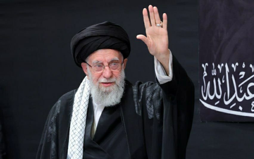 mohammad105312's tweet photo. هر مسیر بزرگی لحظه‌ای دارد که باید میان ترس از نتیجه و باور به ضرورت اقدام یکی را انتخاب کرد.
او در آن لحظه ایستادگی را برگزید و با عمل نشان داد که تغییر بدون شجاعت آغاز نمی‌شود.
#مکتب_ایستادگی https://t.co/uBPDUSIbtw
