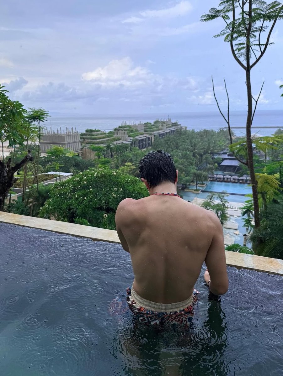 yerimieese's tweet photo. "they’re talking 
behind your back"                  how's the view? https://t.co/aXGIawqffT