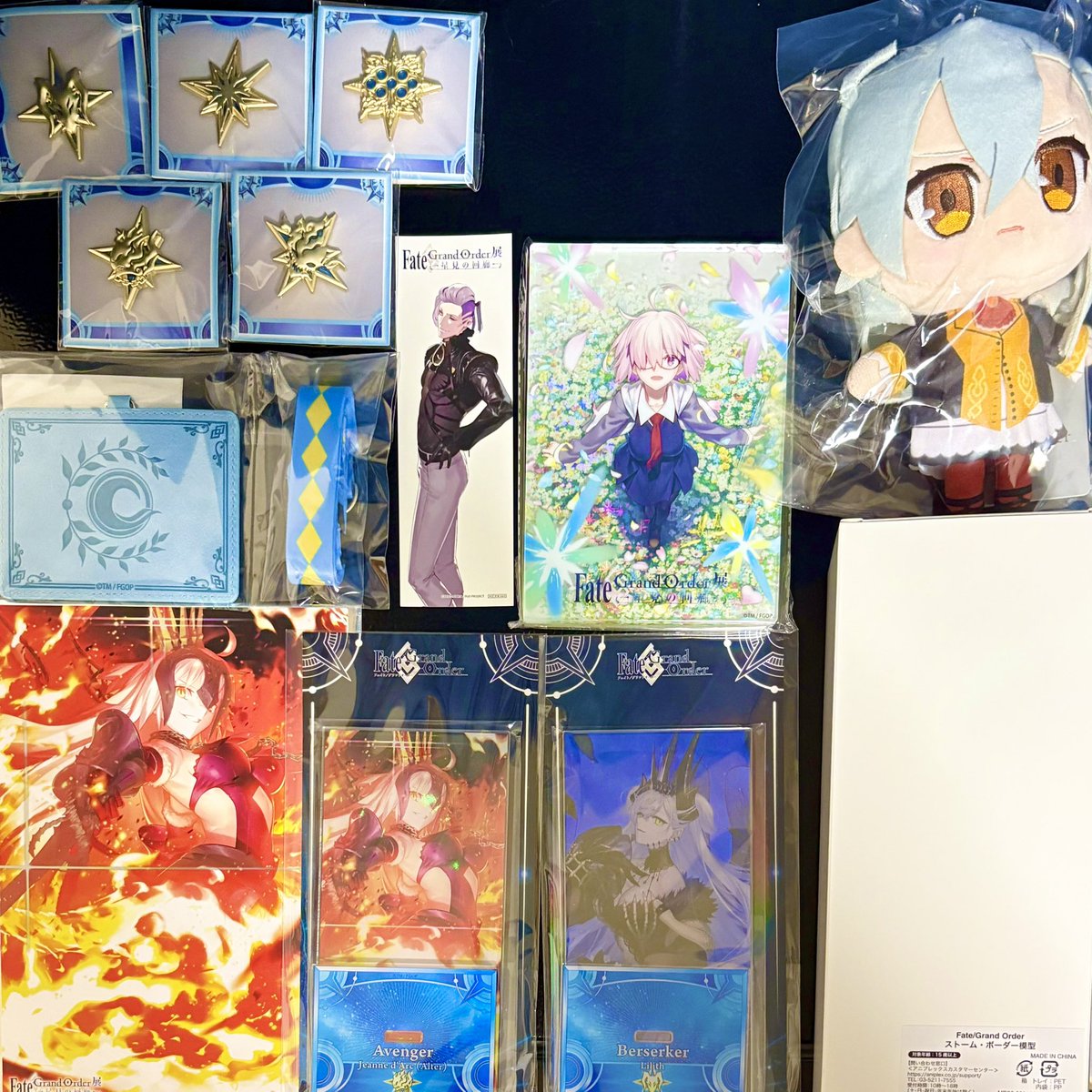 macavity_go's tweet photo. 星見の回廊、戦利品とコラボカフェ

所長ぬいとアクスタだけのつもりが…
ストームボーダーまで買ってしまった…
展示物見るとついつい欲しくなる☺️

地球国家元首のヴェリーヌが、
とても美味でした！
地球みたいでキレイ🌏✨
#星見の回廊　#FGO https://t.co/ls6dBdPyLa