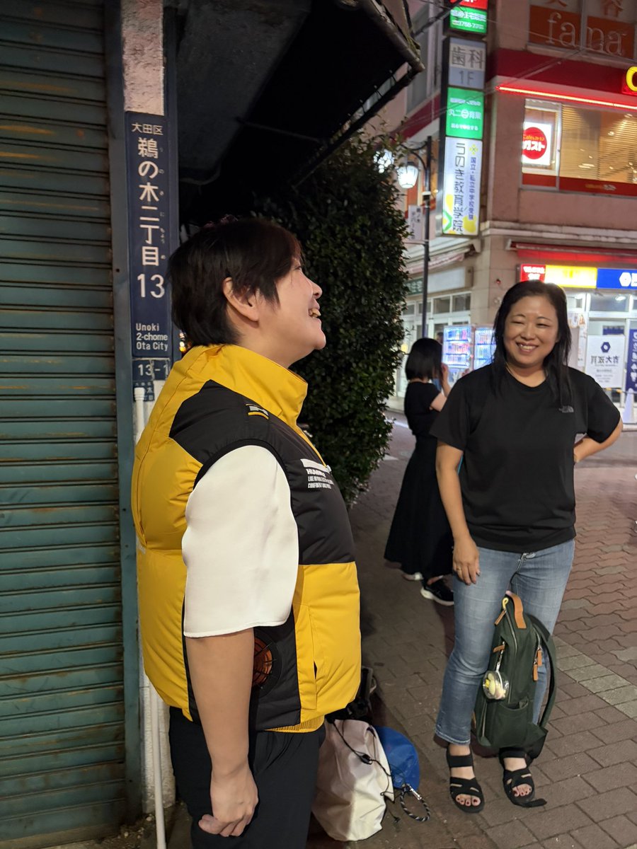 okugaki_gacky's tweet photo. 【水曜は夜活】
夜も鵜の木で街頭活動しました。

「国民民主はブレててイライラする！何がしたいのよ！」と気持ちをぶつけていただいたお母さん。話しているうちに、期待しているからこその言葉とわかり、最後は「頑張ってね」と送り出していただきました。

今日は大田区のスーパーボランティアにゅるんさんに加え、政策委員同期のみつまさんも武蔵野市から来てくれて、チラシのお受け取りもよく、充実した駅頭でした。

#国民民主党 
#大田区