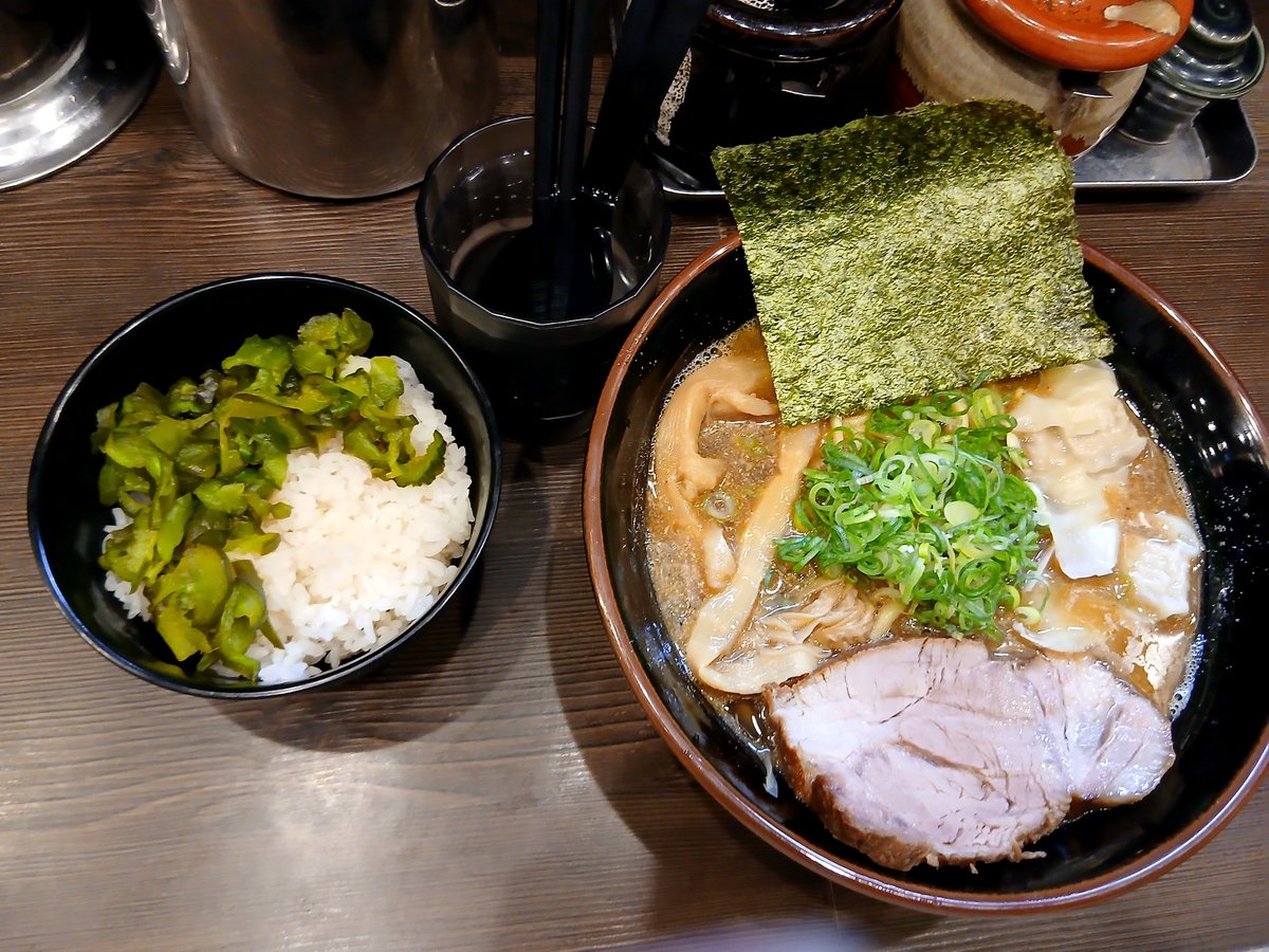 mijikaitakeo's tweet photo. 超旨かったー❗
武道家本店さんの本日限定の「俺の醤油ラーメン」　
これ家系ラーメン店の醤油ラーメン？
あっさり優しいラーメンなのだが、コクがあり深みがある。
鶏ガラ、煮干し、昆布の出汁が効いてるー。
ワンタン、メンマも妙味。
何と今日のタッキーさんはワンオペでしたー😖💦
お疲れ様です❗ https://t.co/Ena8pjx3oj