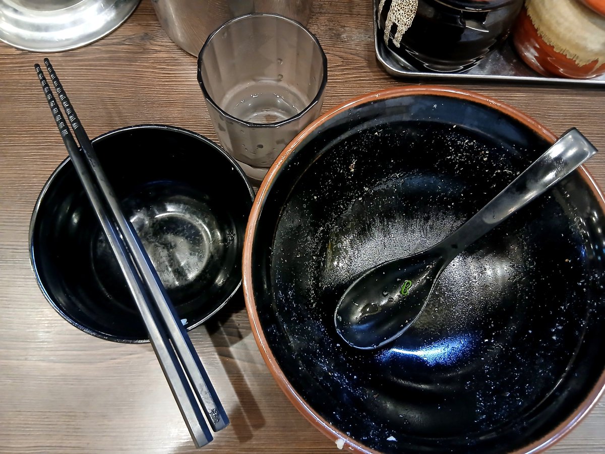 mijikaitakeo's tweet photo. 超旨かったー❗
武道家本店さんの本日限定の「俺の醤油ラーメン」　
これ家系ラーメン店の醤油ラーメン？
あっさり優しいラーメンなのだが、コクがあり深みがある。
鶏ガラ、煮干し、昆布の出汁が効いてるー。
ワンタン、メンマも妙味。
何と今日のタッキーさんはワンオペでしたー😖💦
お疲れ様です❗ https://t.co/Ena8pjx3oj
