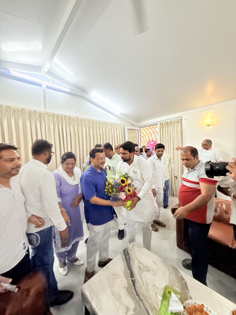 Anilkr0803's tweet photo. दिल्ली के पूर्व मुख्यमंत्री अरविंद केजरीवाल जी के निव��स स्थान पर जाकर उनको जन्मदिन की हार्दिक शुभकामनाएँ और बधाई दी!
@ArvindKejriwal @AAPDelhi https://t.co/ghH8z0Ial0