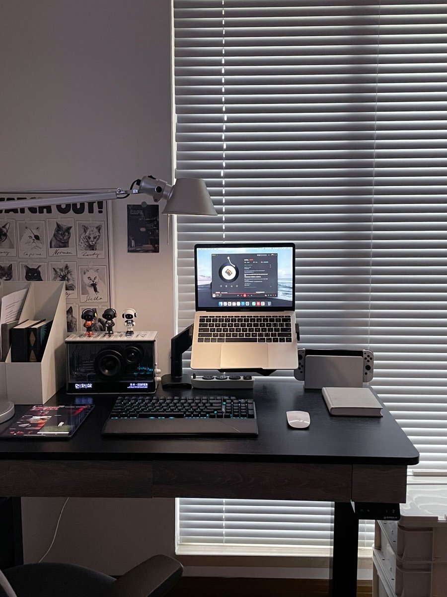 ShericeSoward's tweet photo. Currently mid-meeting, screens shared but my mind’s on the café latte I’m gonna get after work ， https://t.co/zUC1wRXmHm
