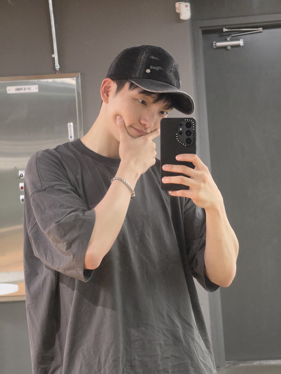iloverjsals's tweet photo. 아 어떡해 내가 진짜 좋아 죽는 얼굴…………. https://t.co/6cXh3Dq3ka