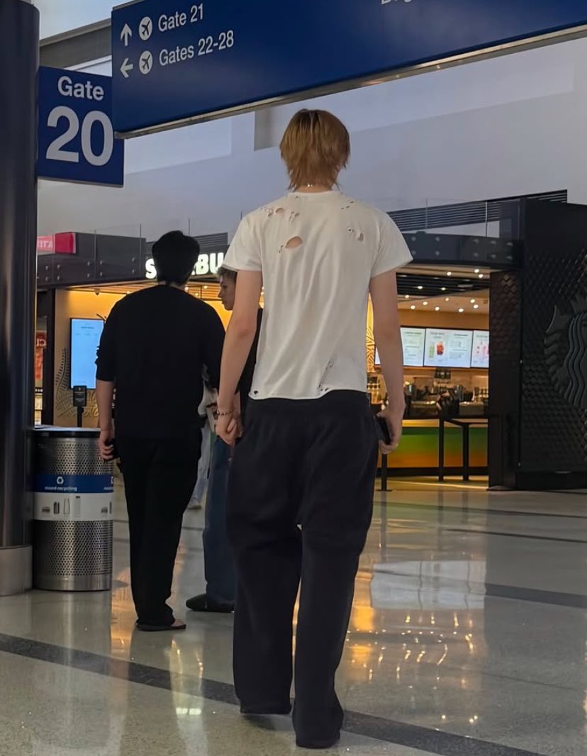 dollivuue's tweet photo. ada coer lagi yg ketemu Martin waktu Martin lagi beli air di area umum bandara dalam perjalanan dari LA ke SF, kata OP-nya:

👤: dia berdiri disamping aku banget, martin sibuk berusaha ngeluarin dompetnya selama beberapa saat, martin kan tinggi ya, gemesnya dia tuh bawa dompet yg kecill untuk beli air, dia meluk kaleng minumannya trs bolak balik buang sampah, member lainnya lagi asik makan roti dibelakang aku smp kedengeran suara mereka ngunyah "nyam nyam nyam"😭🤏🏻

dari kemarin nemu cerita OP kayak gini, berarti lumayan banyak coer yang ketemu cortis secara nggak sengaja di bandara ya, tapi kerennya mereka ga ngerumunin
