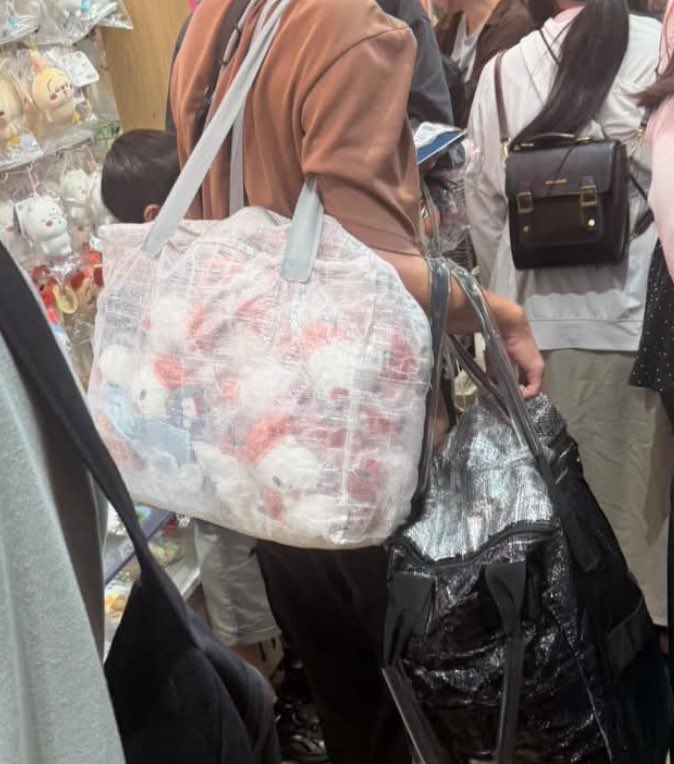 yuzu44haru725's tweet photo. 心斎橋のらんどの人魚転売ヤーに買い占められたみたい。。
久々にみた🥹
写真はスレッズより https://t.co/1Eh7W7TDOo