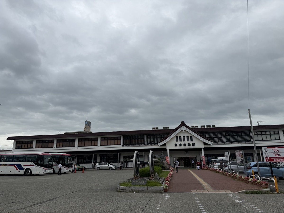 aizubus's tweet photo. こんにちは😌

8/20で磐越西線代行バスの運行が終わり、8/21からは列車での運行に戻るとの発表がありました🚃

磐越西線代行バスは、福島交通でも会津支社（会津バス）でお手伝いさせていただいております✨

写真は会津若松駅舎と代行バスの会津バスの様子です💡
こうやって、普段タクシーがたくさんいるところにバスが入っている光景はなかなか見られませんよね！
もう今後ない貴重な光景かもしれません🙄

#福島交通 
#福島交通を広める 
#会津バス 
#会津若松市
#会津若松駅