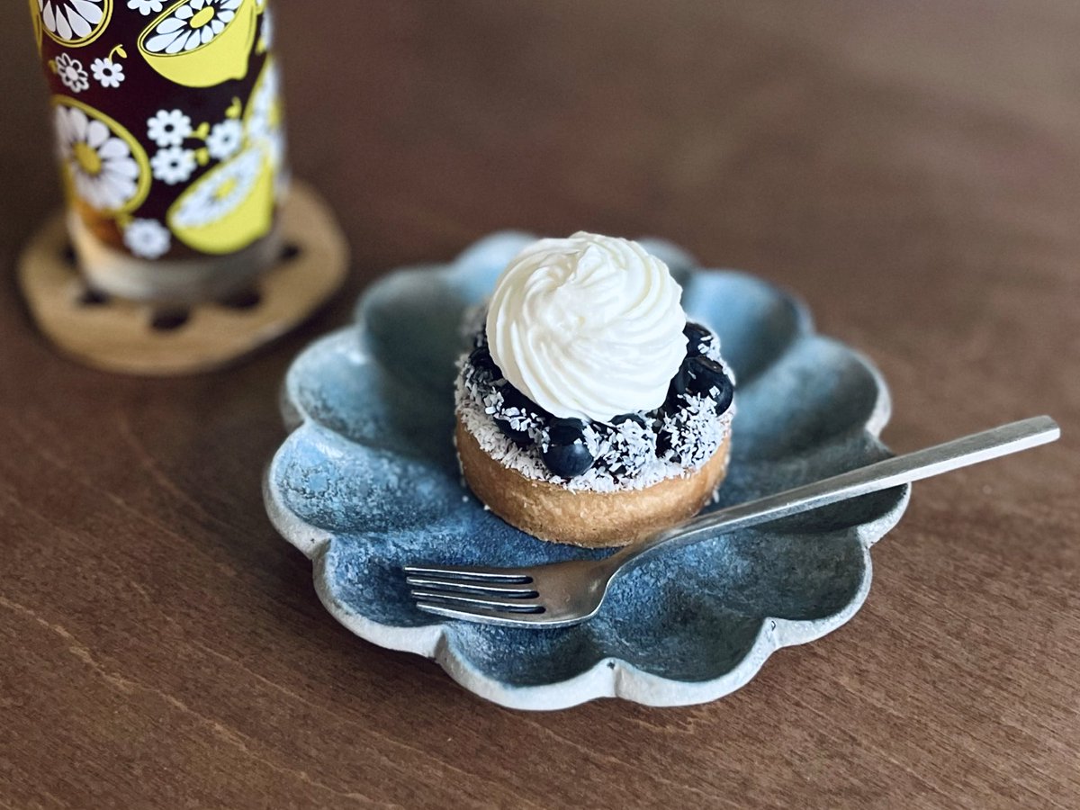 110753's tweet photo. 気まぐれコーナーに並べてあったブルーベリーのタルト。
ブルーベリーの酸味や、レモンマーマレードの苦味も感じられて美味しかった。
ココナッツが雪っぽく見えて涼しげなところも好きでした🫐🍋🥥 https://t.co/Vx1K860JKp