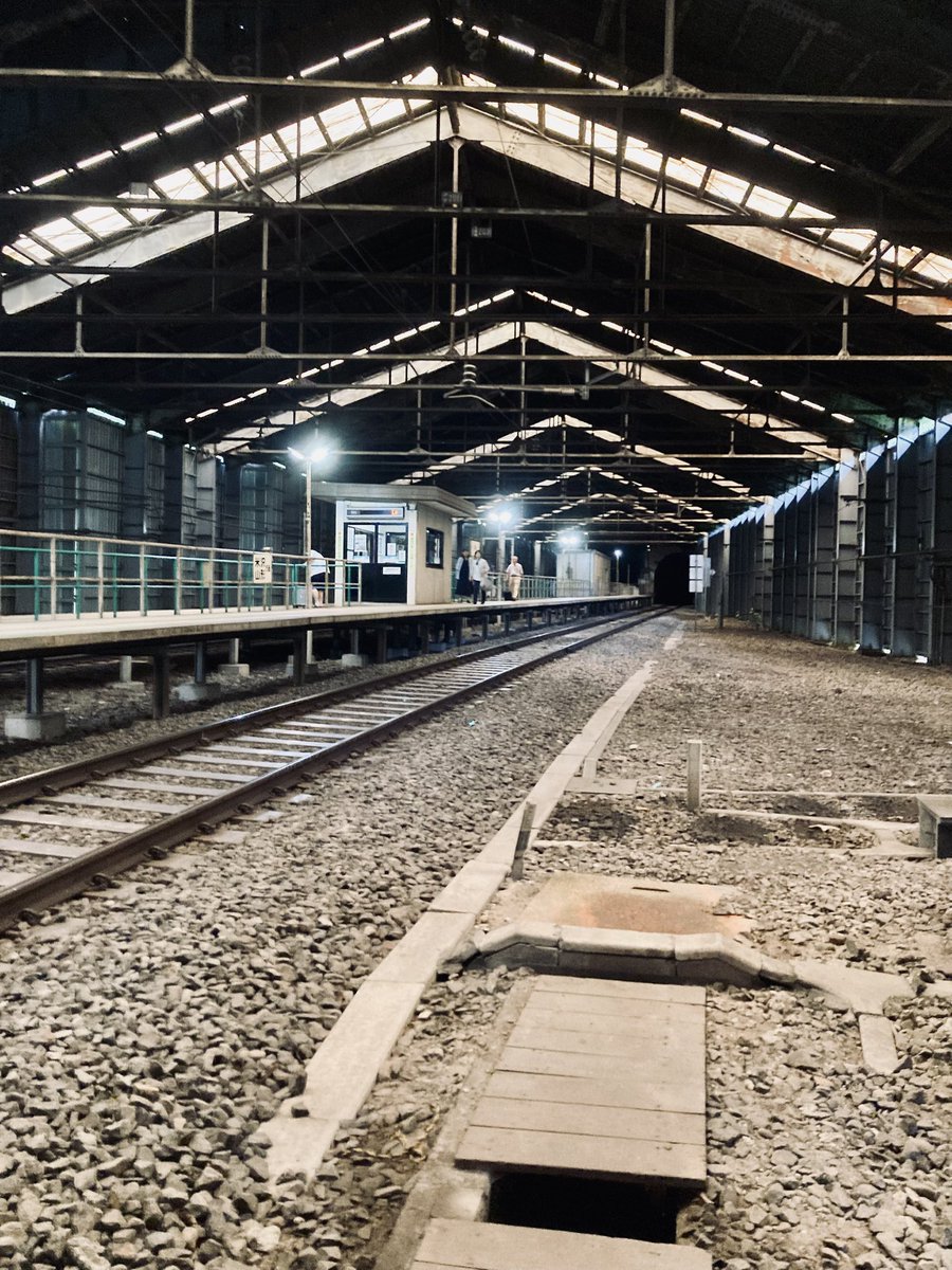 55stGo's tweet photo. 奥羽本線(山形線)の峠駅。
かなり渋いシェルターの様な無人駅でした。
上り、下りの到着に合わせて名物「峠の力餅」を販売しています。乗客の方々も急いで買っていました。 https://t.co/DGhs2xVFdt
