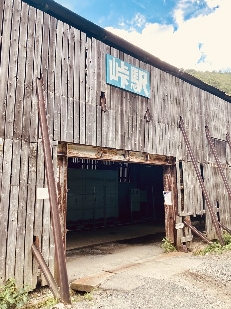 55stGo's tweet photo. 奥羽本線(山形線)の峠駅。
かなり渋いシェルターの様な無人駅でした。
上り、下りの到着に合わせて名物「峠の力餅」を販売しています。乗客の方々も急いで買っていました。 https://t.co/DGhs2xVFdt