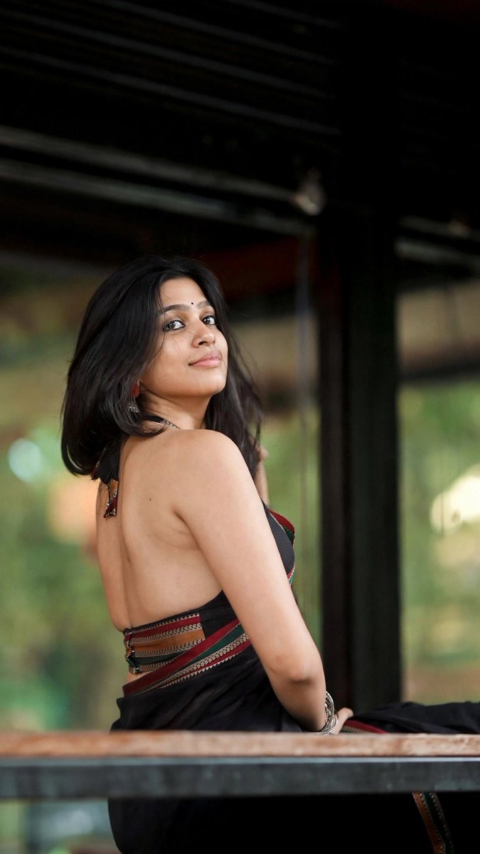 pammycore's tweet photo. tempting my bi bud with a saree like this and flaunting my body hits a special feeling 🥰 https://t.co/vuAr0xOa4l
