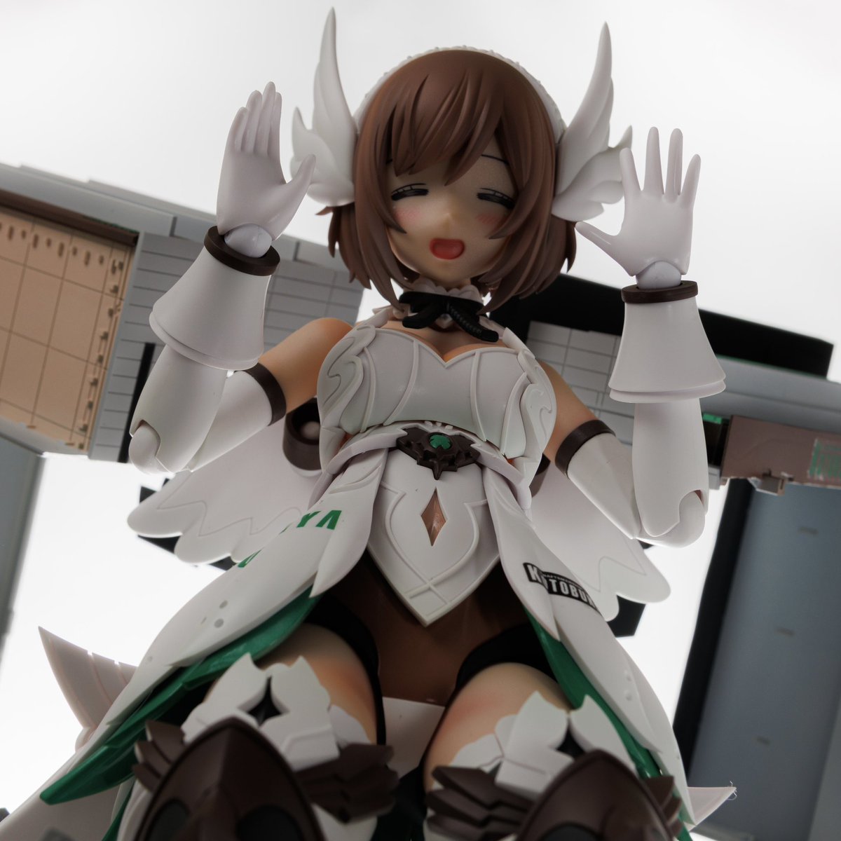 yoshi_figure's tweet photo. 「ビルミティア」
巨大化したルミティアが壽屋ビルと一体化を果たした姿(ビライズモード)
属性:（株）
種族:店族
コトブキヤとエンゲージしたルミティアの亜種。「七聖建」の一人。
 
グランデスケール ルミティアに
1/300 寿屋ビルプラモデルをミキシングしました！ https://t.co/kfrniS4bFv