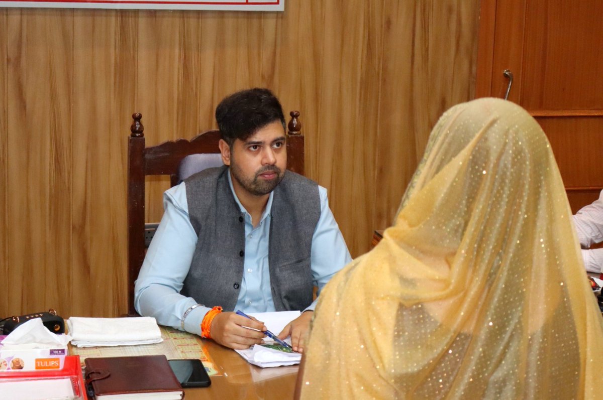 dmhardoi's tweet photo. आज जन शिकायतों के त्वरित निस्तारण की शासन की मंशानुरूप कलेक्ट्रेट हरदोई में जन सुनवाई के दौरान कुल 36 शिकायतें प्राप्त हुईं, जिनके त्वरित निस्तारण हेतु सम्बंधित अधिकारियों को निर्देश दिये गए।
@CMOfficeUP
@InfoDeptUP
@UPGovt https://t.co/ob7LY6v1MW