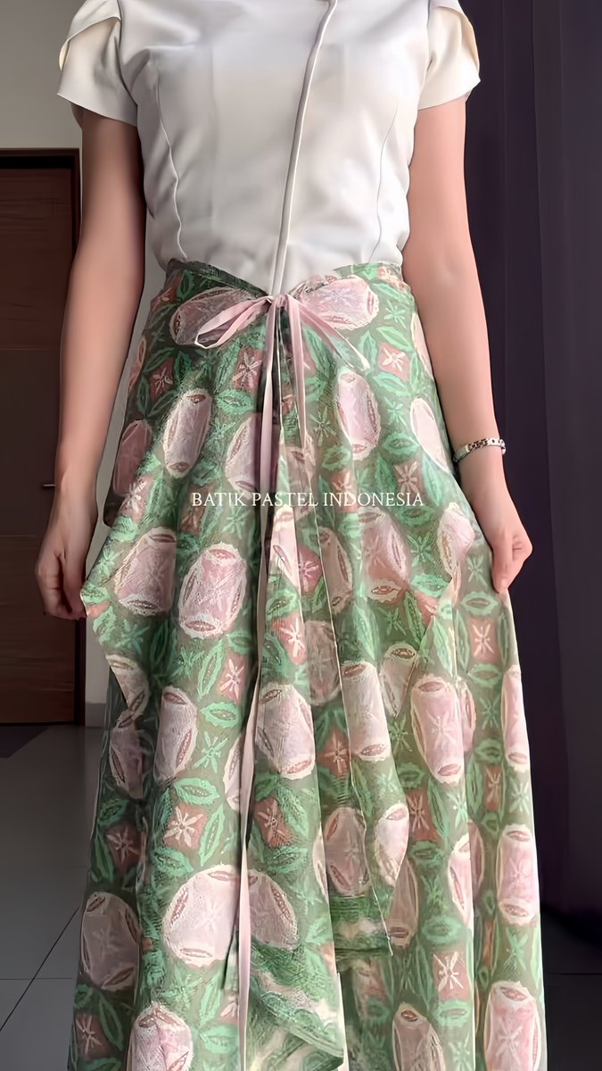 avelyanne's tweet photo. HARUS LIAT INI JUGA!! Rok batiknya ini cantik-cantik banget heyy 😭✋🏻✨ https://t.co/rPHDe9Ph6D