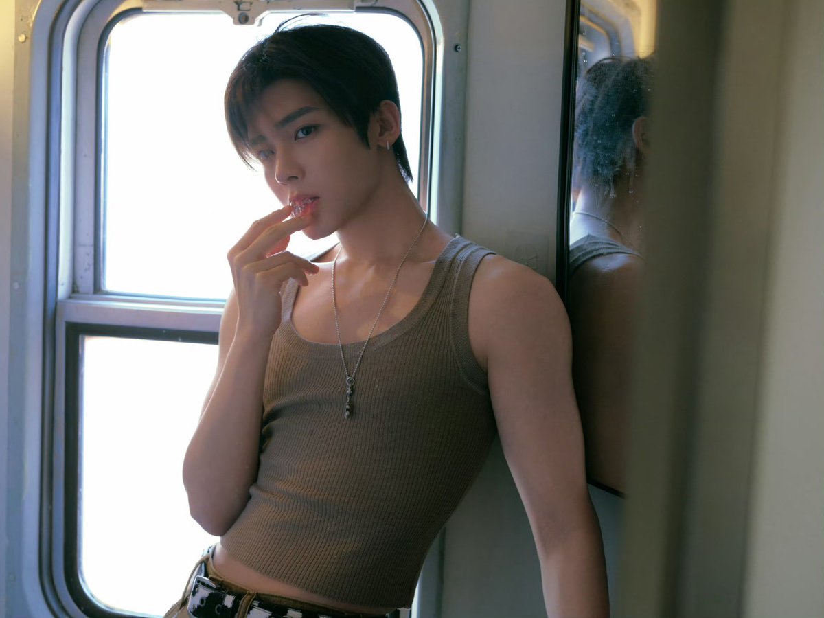 Miiiiing179's tweet photo. 侯明昊工作室微博更新…⑵

𝗥𝗘𝗖𝗢𝗥𝗗｜侯明昊
“七夕快乐”

列车驶向远方边界，风掀动纸页，把浪漫寄向世界尽头。 ​​​

#NeoHou #HouMinghao #侯明昊
cr.侯明昊工作室 https://t.co/WHqqcAu5Tl