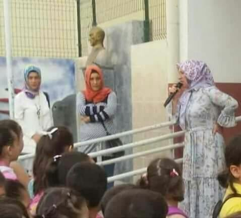 I__am_Legend__'s tweet photo. Elinde mikrofonu tutan bohçacı Fatma teyze değil, bir okul müdürü. https://t.co/ENxqY75nvk