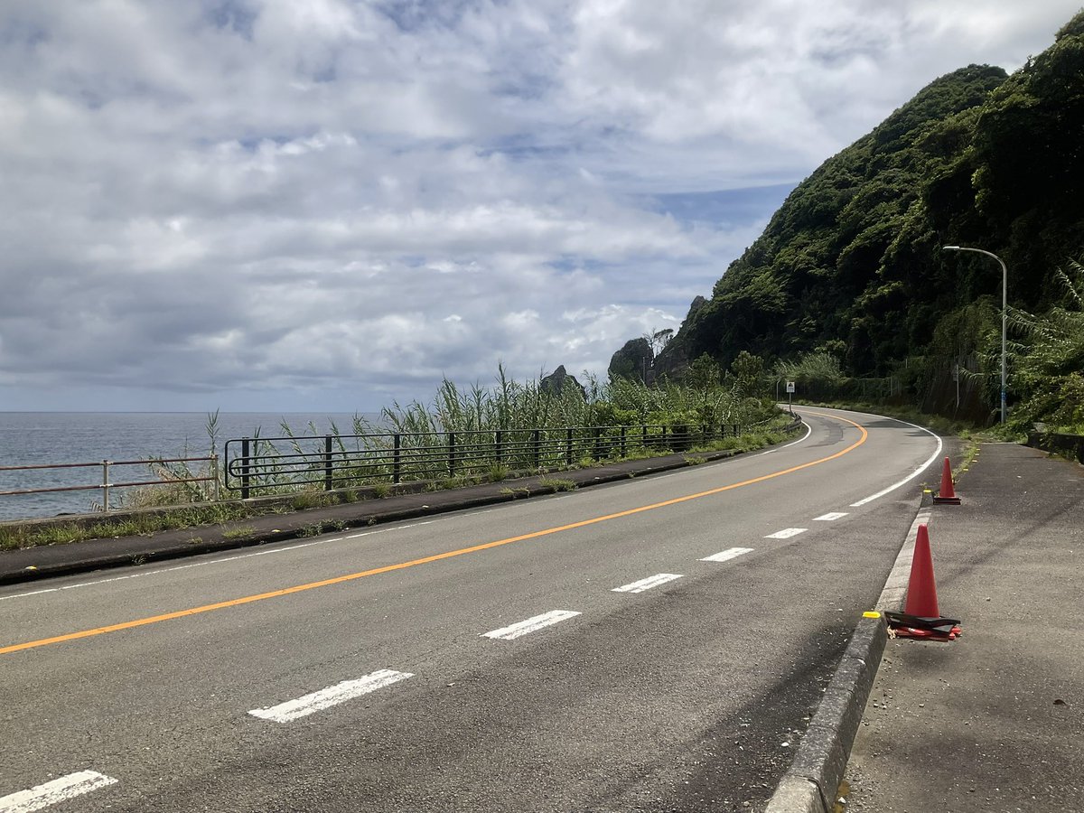 yo_hirata's tweet photo. 室戸方面で魚介系ランチならここもおすすめ。前回は満車だったが今日はありつけた。今日の日替わりは刺身かアジフライの2択。おんちゃんもおばちゃんも歳は取ったがまだまだ美味いメシを食わせてくれそうだ。#高知 #室戸 #ランチ #ドライブイン #夫婦岩 https://t.co/U29yHYDR4g