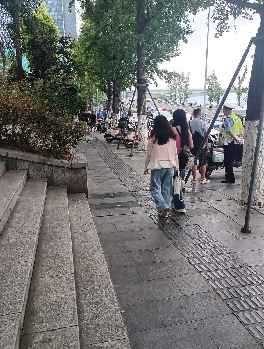 whyyoutouzhele's tweet photo. 8���19日，重庆南岸区长江国际，粉丝留言涂鸦墙已被遮蔽物覆盖，现场附近停靠多辆警车，有多个警察在现场值守。 https://t.co/kXr6xK2Y1D