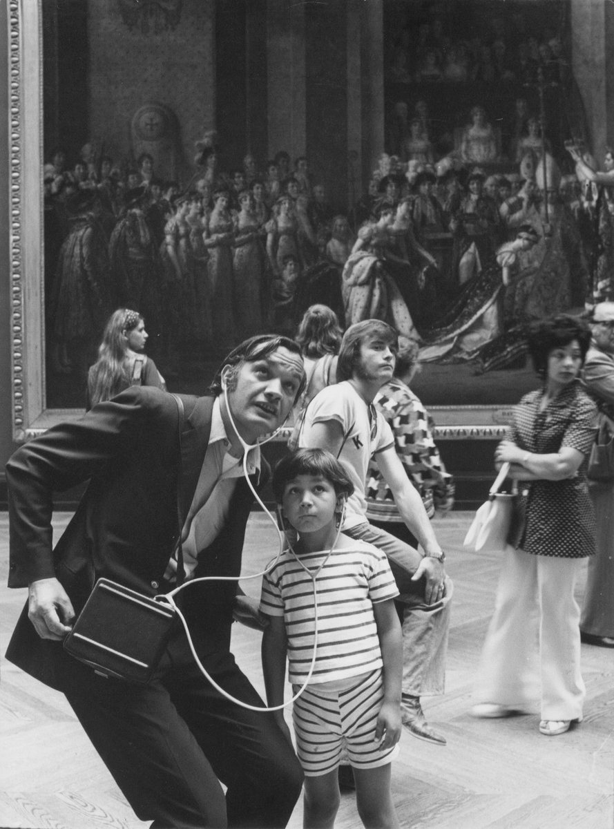 eyeonaxis's tweet photo. Visit to the Louvre, France, 1970, by Robert Doisneau https://t.co/s0VseWFhmi