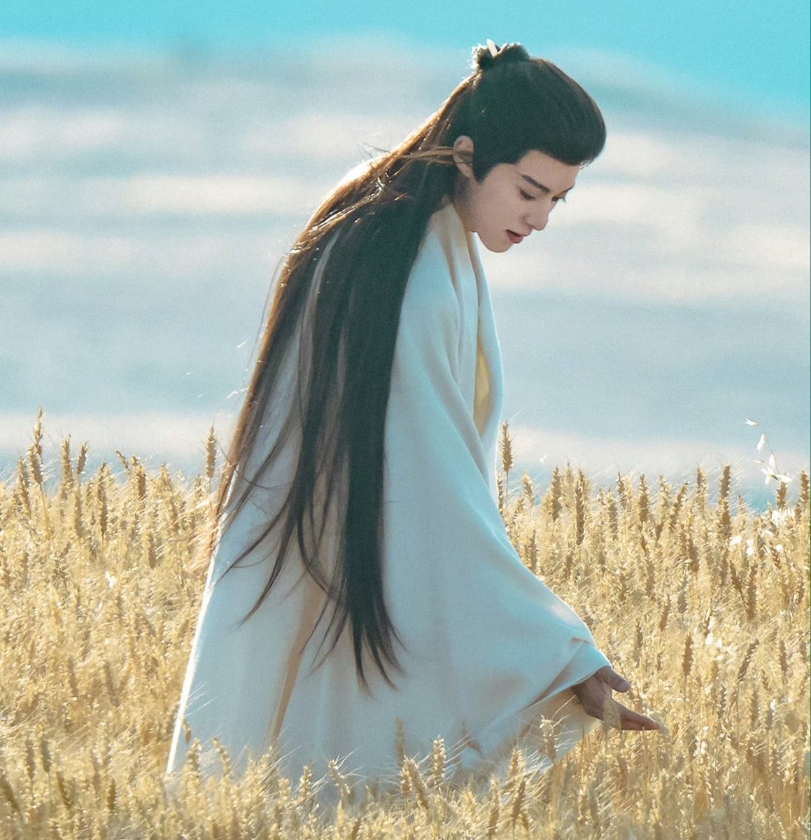 peachblossom300's tweet photo. The parallels between #WangHedi and Song Qian Ji of #LiveLongAndProsper are surreal. As a powerful cultivator, SQJ sincerely wanted to do the right thing for the world, but the malicious world believed the worst about him, just as the general public was quick to believe + (1/2) https://t.co/VND9j9mRe9