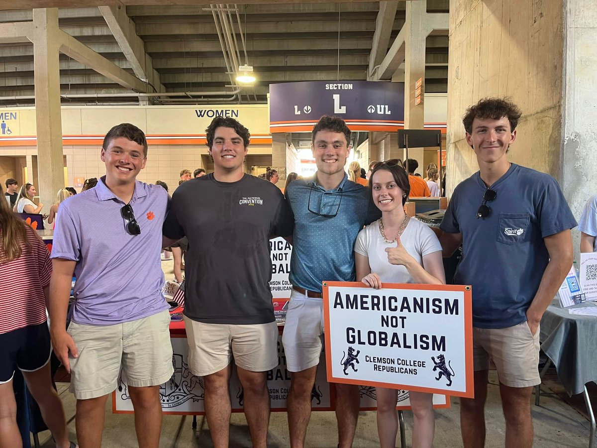 mharrell_sc's tweet photo. Had a great time tonight tabling with the Clemson College Republicans at Clemson University’s org fair and recruiting interns to join Team Wilson! #scpol @TeamWilsonSC @LoganNeeley2 @ClemsonCRs https://t.co/rVNoe25qyQ