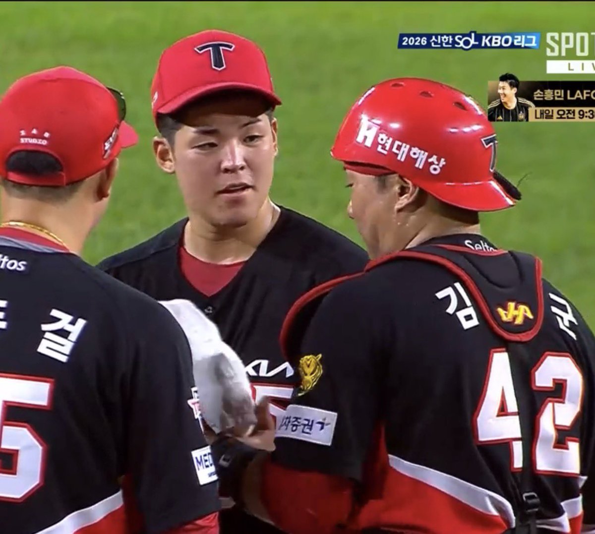 100manbull's tweet photo. 시라카와이 땀 닦은 수건
김태군이ㅜ가져가서 얼굴땀 벅벅 닦으니까
이 일본인 ㅈㄴ 당황함 https://t.co/V8C0Gs4hsH