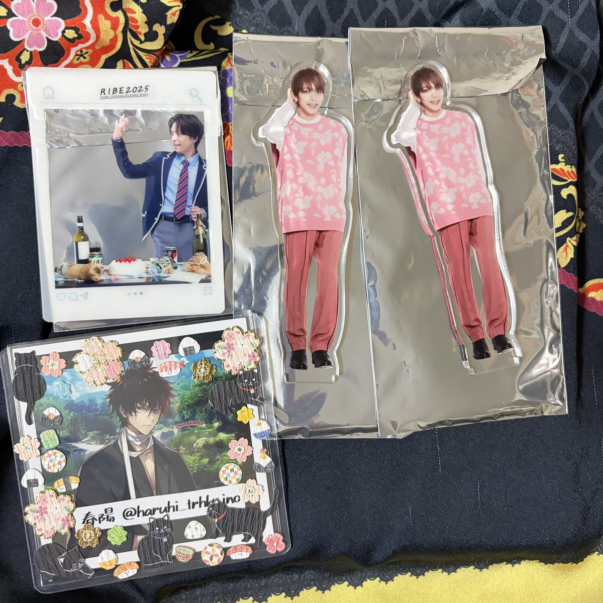 haruhi_trhk_ino's tweet photo. 【交換】石川凌雅 さん バイベ RIBE2025 他

譲⇒画像1〜2枚目(過去物あり)
or 各定価＋送料

求⇒画像3〜5枚目(RIBE2026)

求ミラーステッカーはカード類との交換希望。
1:1、2:2の場合はこちらから差額200円/枚をお支払い、カード3:ミラーステッカー2+200円の交換も歓迎しております。 https://t.co/07vyoqQqhE